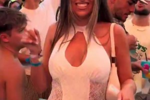 雷吉隆前女友看演唱会，依然是那么妩媚动人相关视频