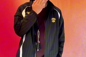 这你能认出来吗？吴前身着私服 这穿搭还挺帅的~