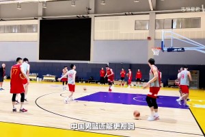 如出一辙的罚球动作！国外的女球迷难道也爱看王哲林打球？