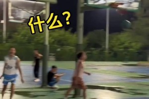 这就是青春啊！一群学生在楼道里打球也能打得很开心！